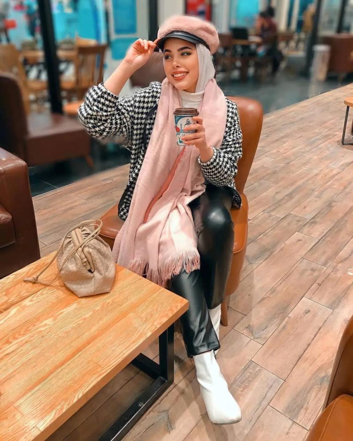 مي محمد بسكارف طويل مع بنطلون جلد أسود وجاكيت كاروهات