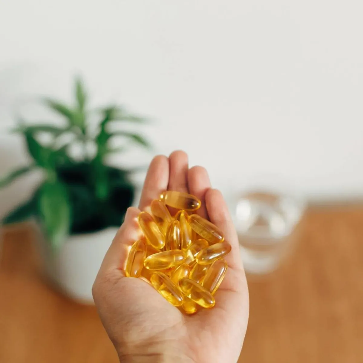 صورة ليد تحمل حبوب الأوميجا