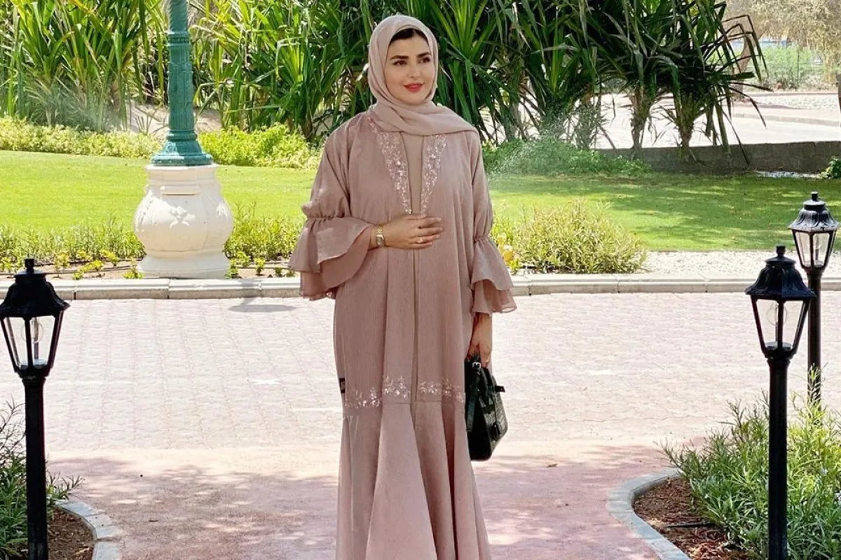 حوراء الفارسي بعباية بنية للمناسبات