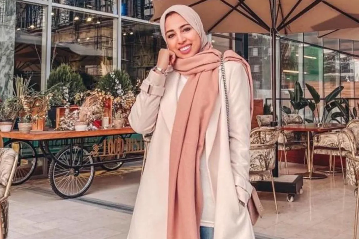 تنسيق السكارف الطويل مع الجينز والمعطف الميدي من غادة حسن