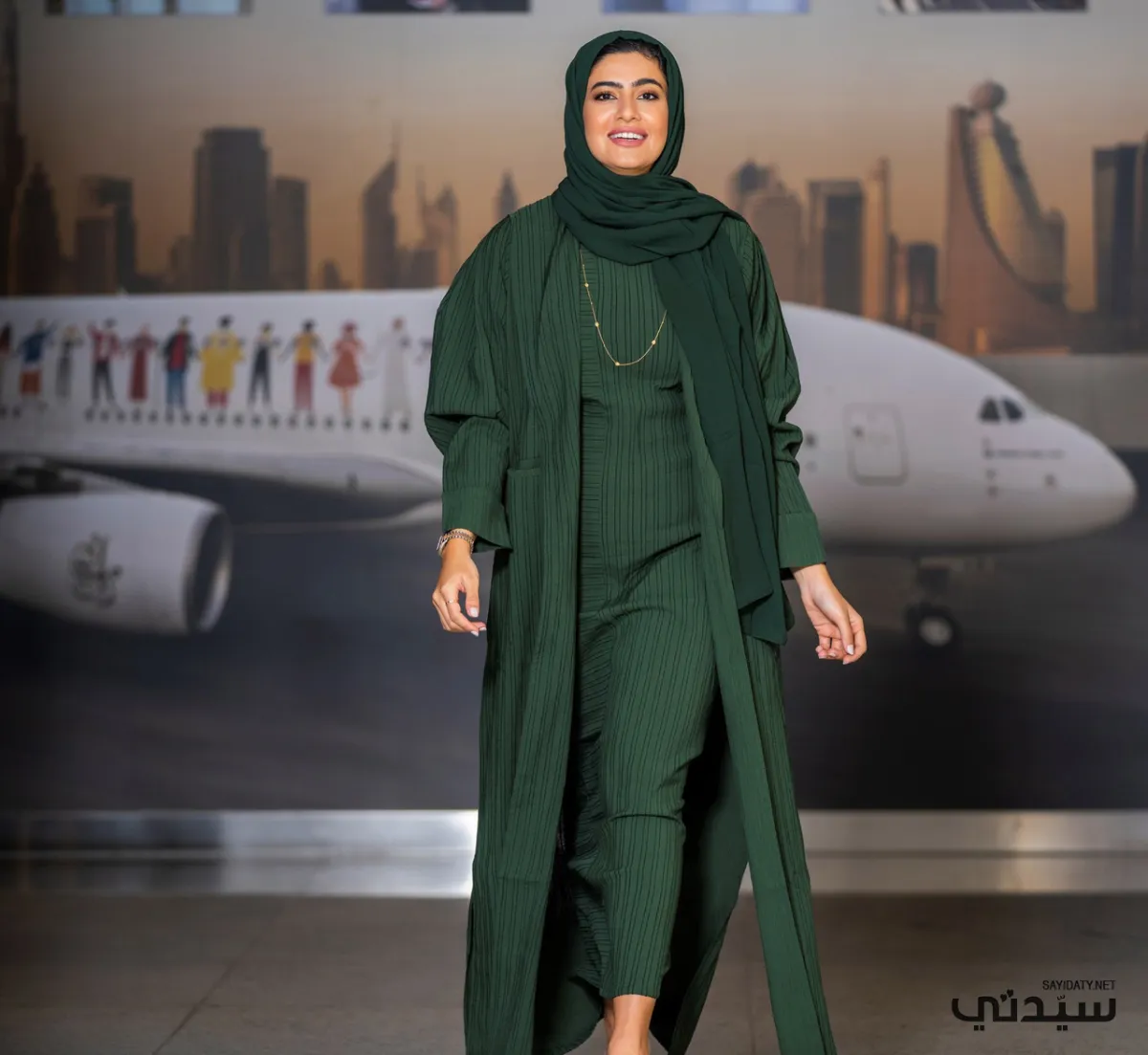 صورة بخيتة المهيري في مقر طيران الإمارات