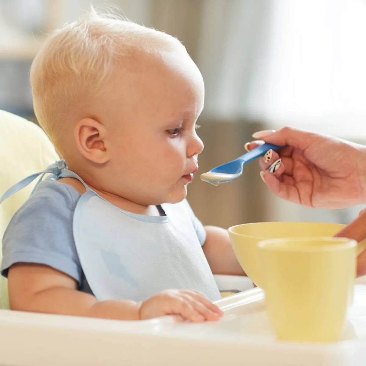 صورة لطفل يتناول طعامه بعد الفطام