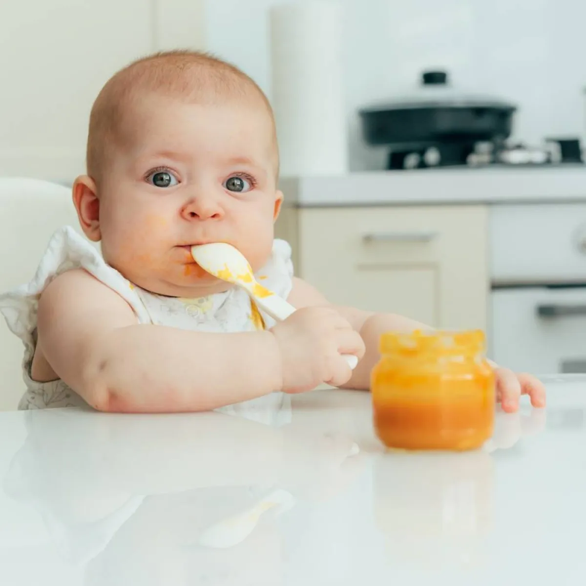 صورة لطفل يأكل