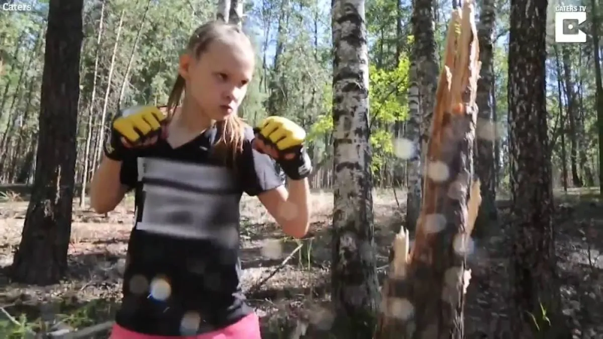 أقوى فتاة في العالم تكسر شجرة باستخدام مهارات مذهلة