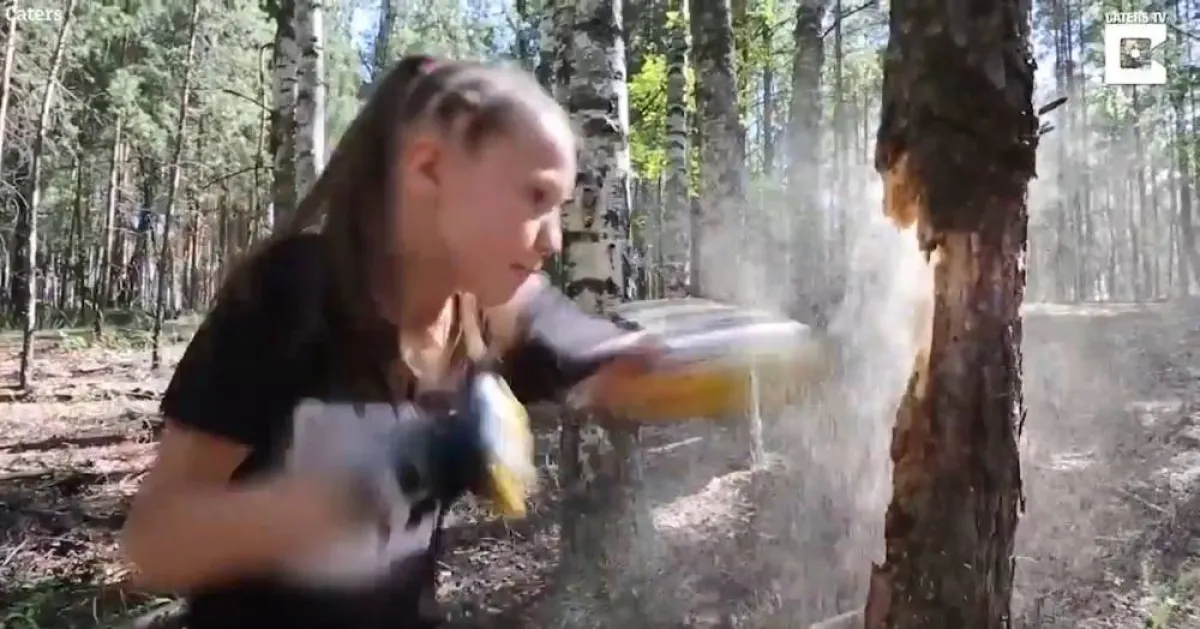 أقوى فتاة في العالم تكسر شجرة باستخدام مهارات مذهلة