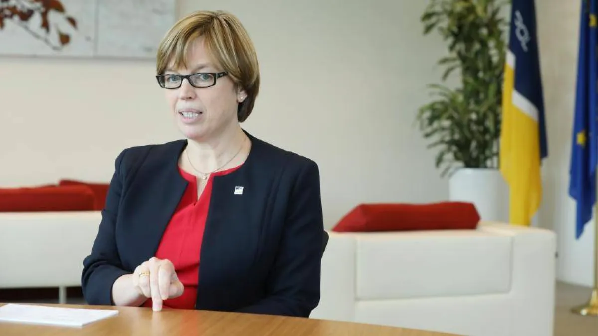 كاترين ديبول مديرة اليوروبول بالزي  المدني  في مكتبها