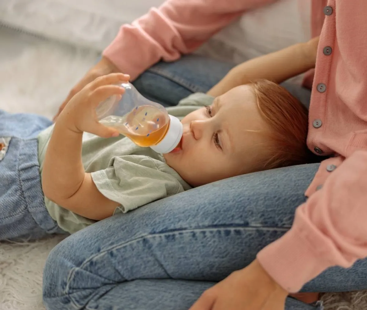 صورة لرضيع يحصل على أعشاب لكي يهدأ وينام