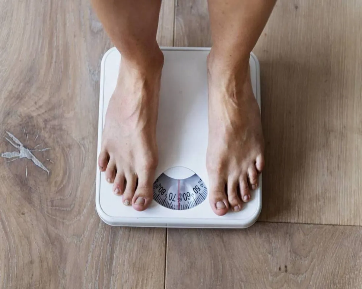 صورة لحامل تزن نفسها