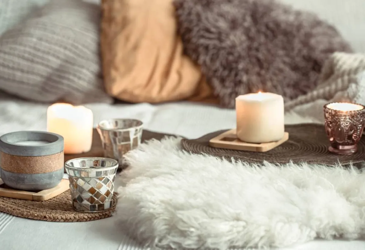 توهج الشموع يُضفي إحساسًا بالراحة في أي مساحة داخل المنزل