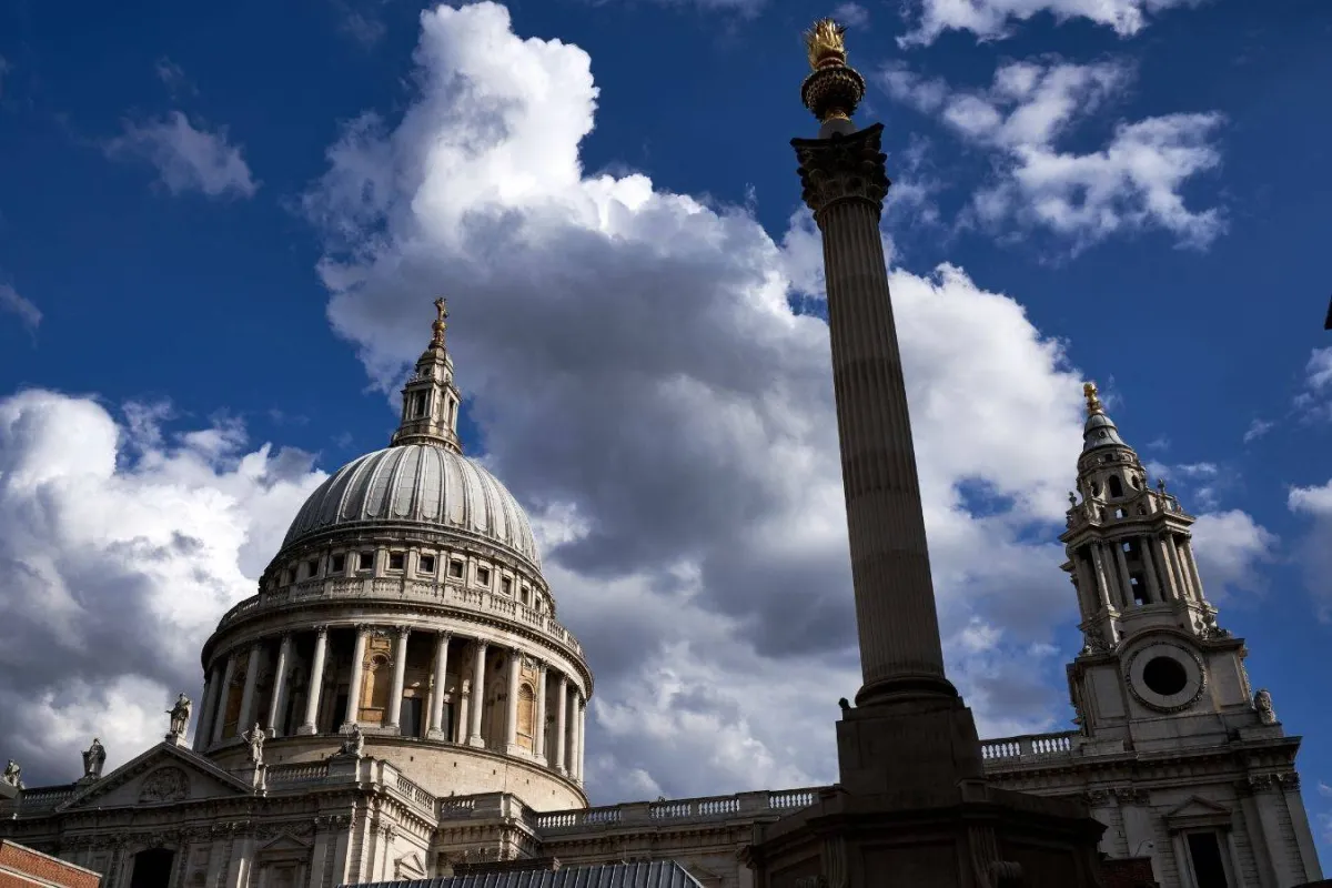 إضاءة المنارات- الصورة من موقع The Royal Family