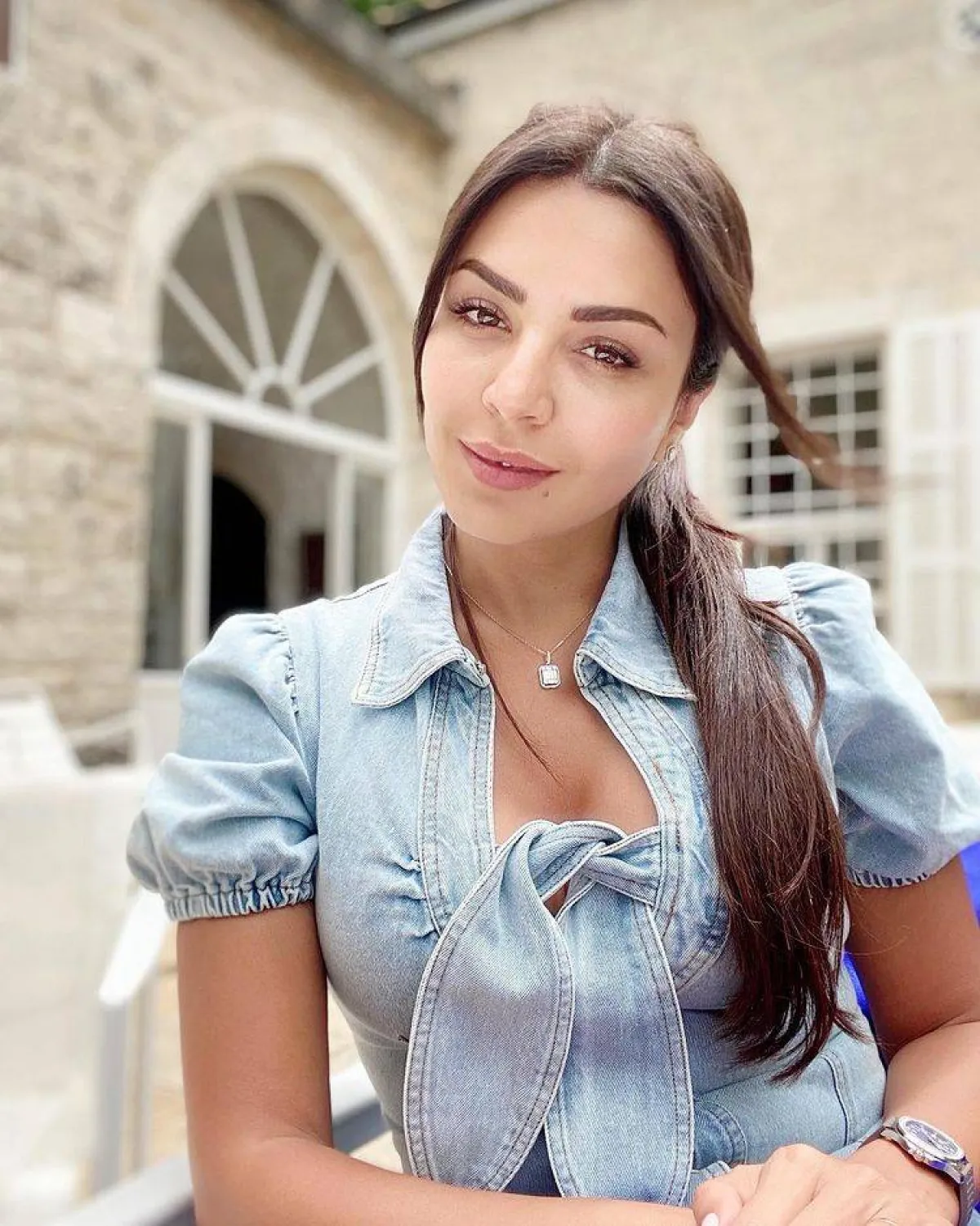 الساعات في إطلالات أمل بوشوشة اليومية-الصورة من حساب النجمة على انستغرام