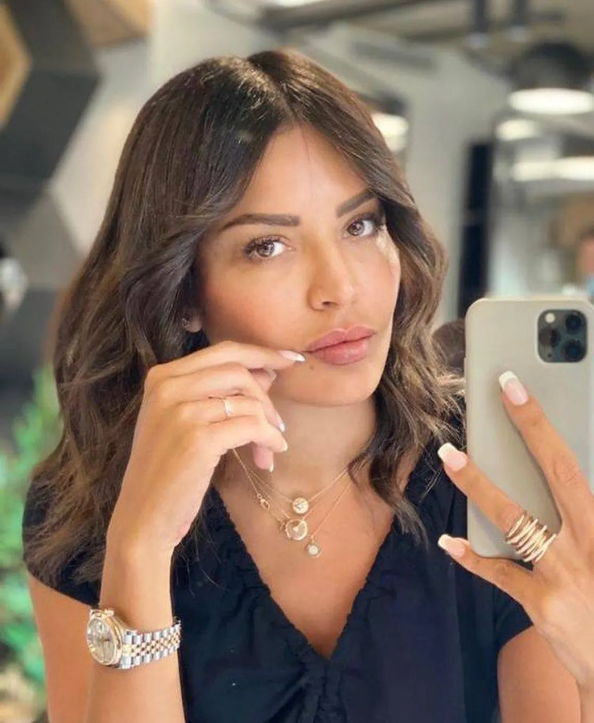 الساعات في إطلالات أمل بوشوشة اليومية-الصورة من حساب النجمة على انستغرام