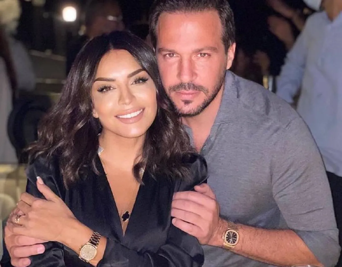 الساعات توحد إطلالات أمل بوشوشة مع زوجها