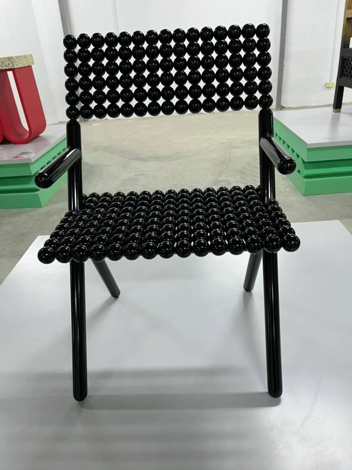 كرسي التيلة بصناعة يدوية تتالف من 210 كرات مصنوعة من الفولاذ المقاوم للصدأ