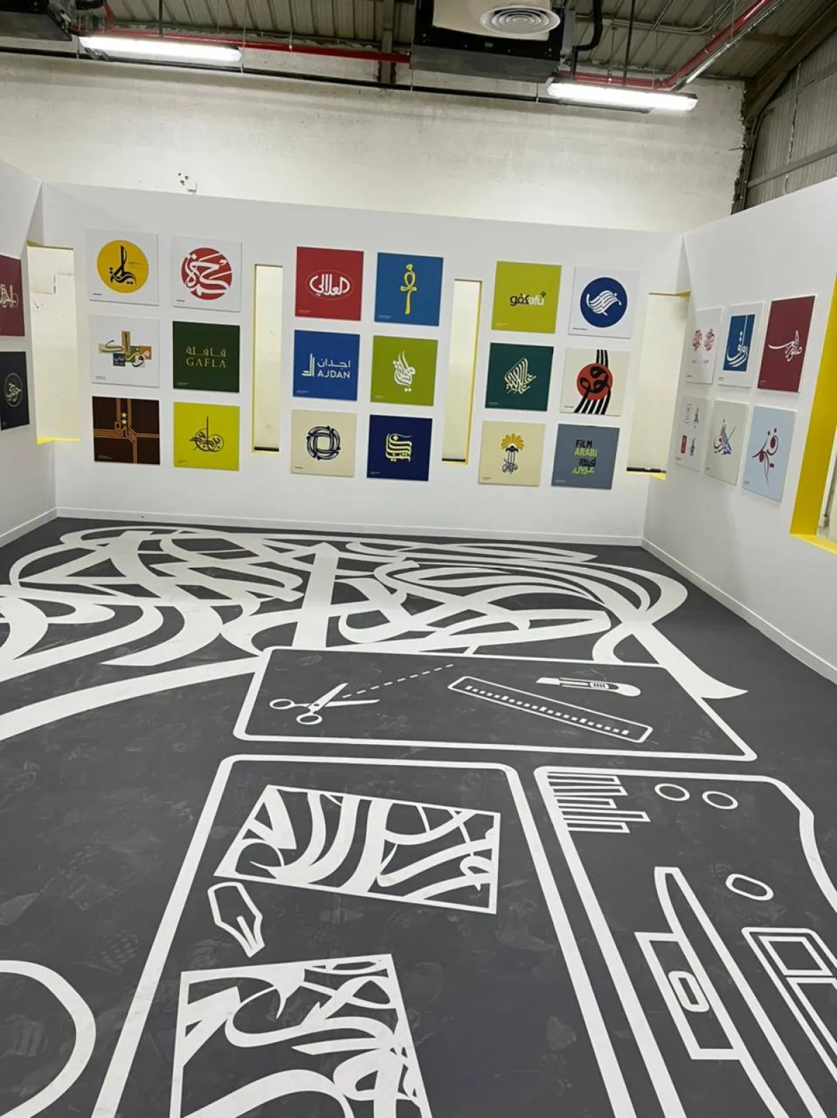 الخط العربي جناح ماجد اليوسف خطاط ومصمم يتميز باسلوب خاص في الخط العربي 