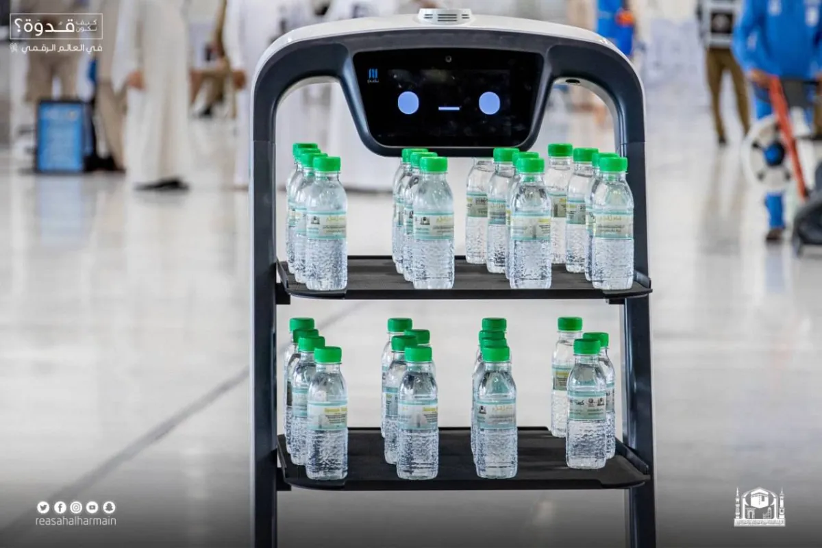 تدشين روبوت ماء زمزم - الصورة من حساب رئاسة شؤون الحرمين على تويتر