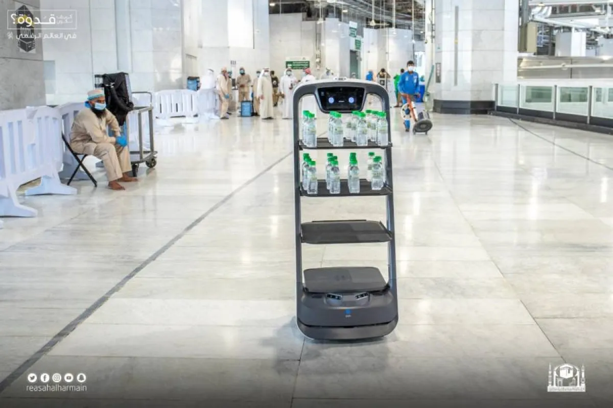 تدشين روبوت ماء زمزم - الصورة من حساب رئاسة شؤون الحرمين على تويتر