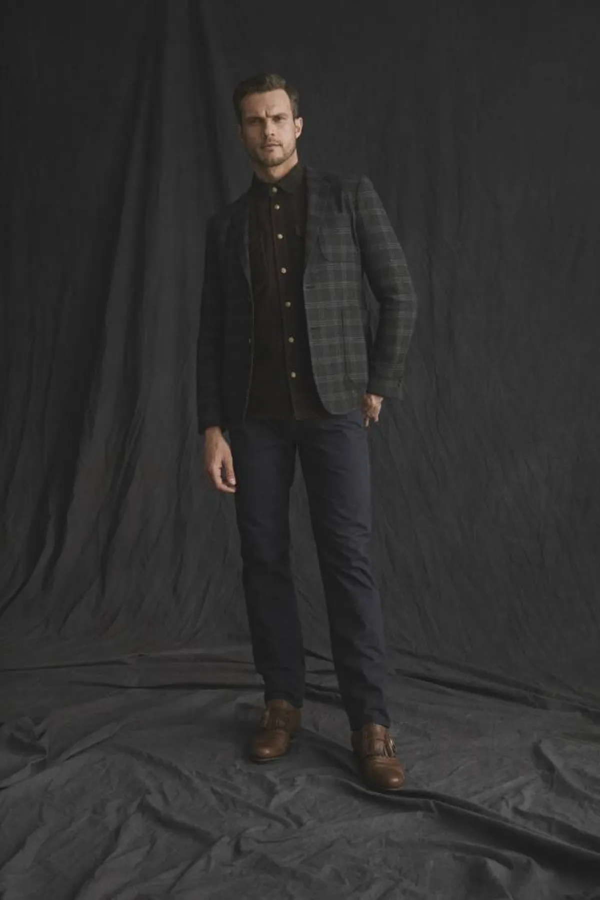 بليزر قصير كاروهات مع بنطلون جبردين وحذاء جلد بني من  Billy Reid