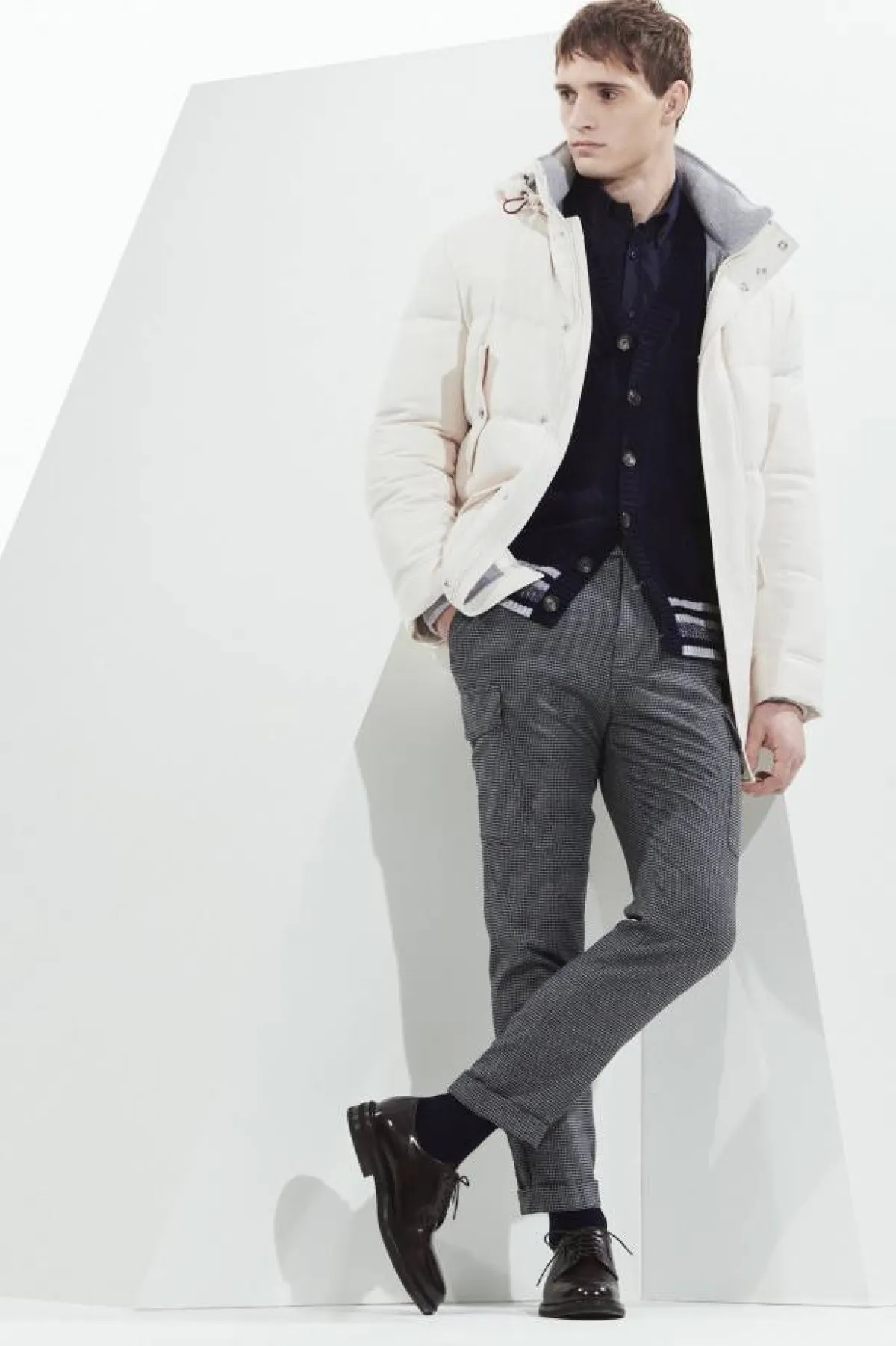 جاكيت منفوخ أوف وايت مع بنطلون رمادي كاروهات من  برونيلو كوتشينيلي Brunello Cucinelli