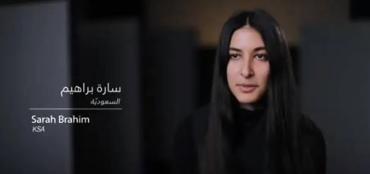 الفنانة السعودية سارة براهيم - الصورة من حساب مؤسسة بينالي الدرعية على تويتر