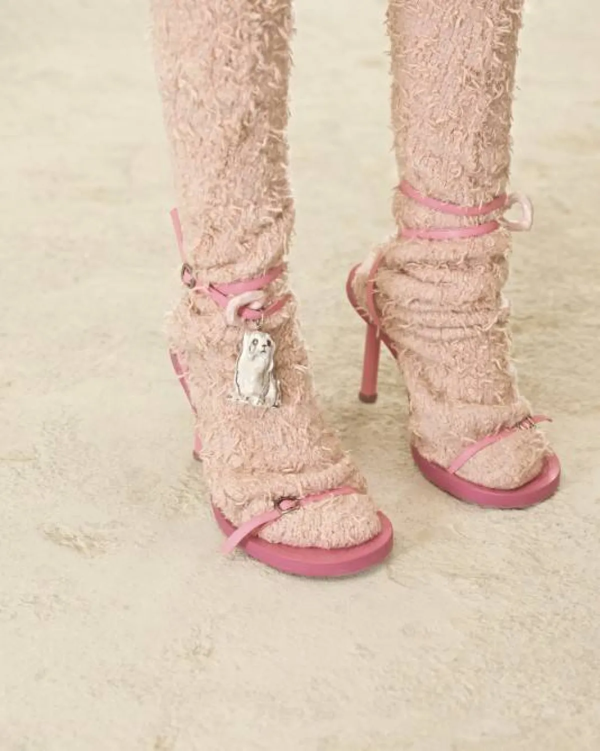 صندل مفتوح مع جوارب 