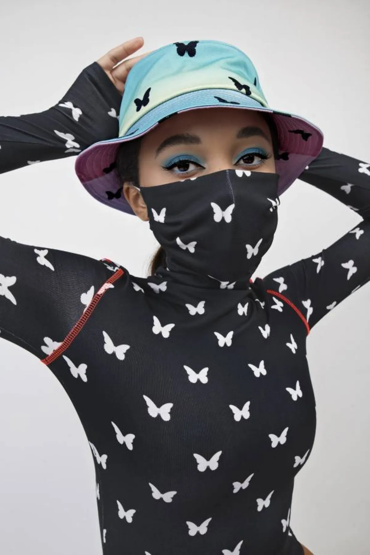 كمامة مزدانة بالفراشات من كوزميكايتي