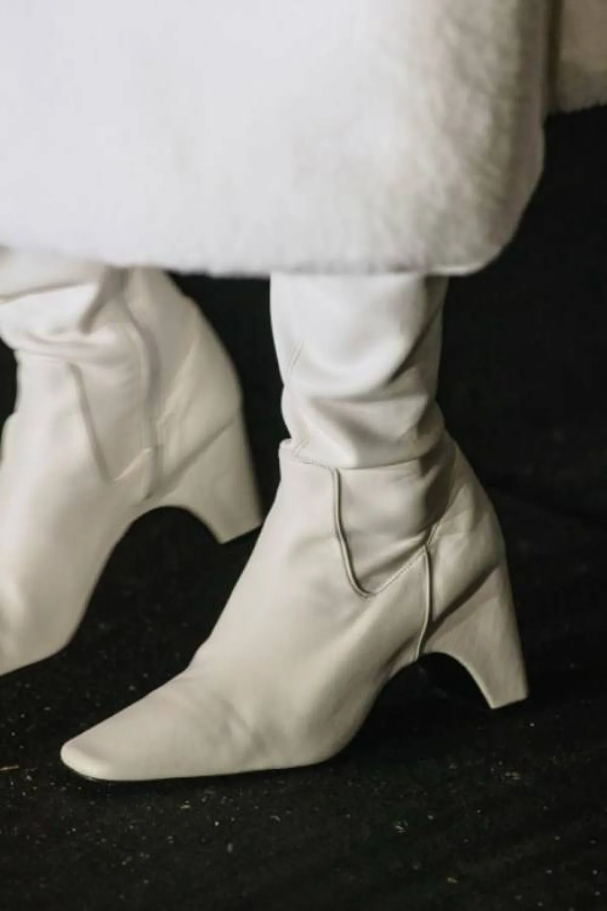 جزمة باللون الأبيض  بالجلد اللامع من كوبرني  Coperni