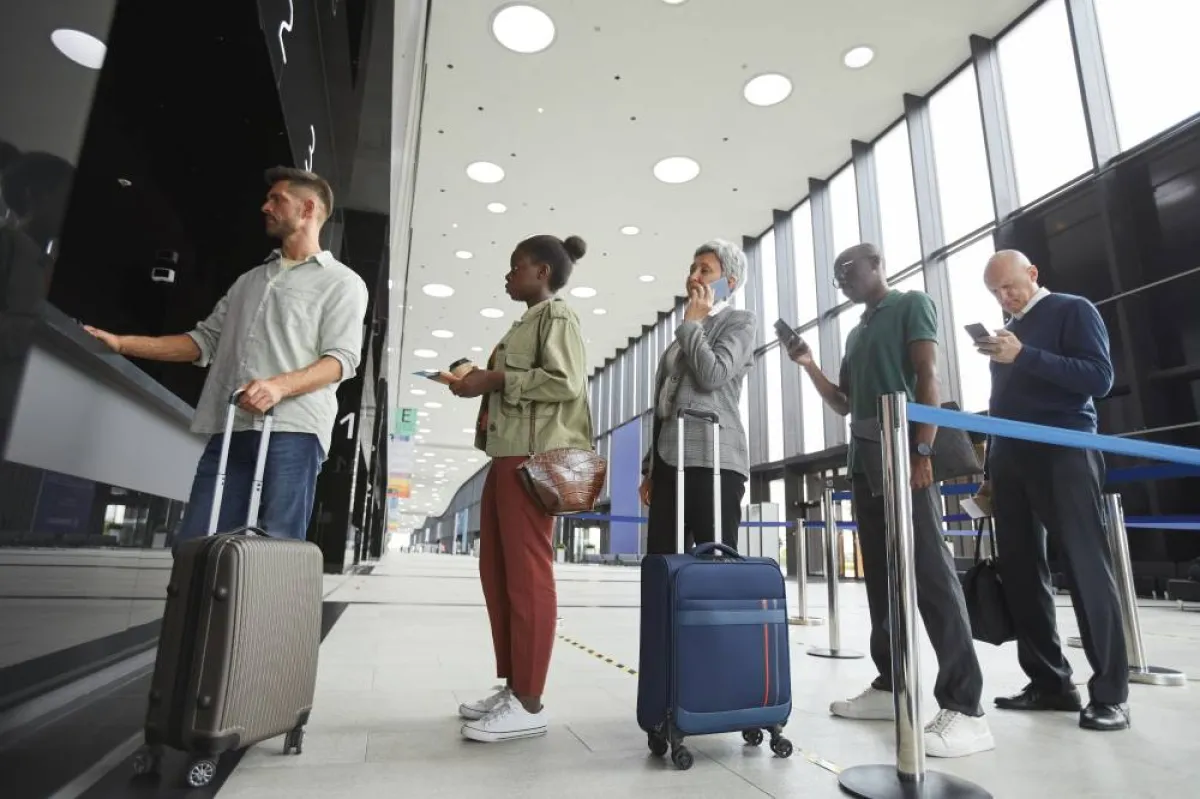 انتظار الركاب في المطار قبل الصعود إلى الطائرة
