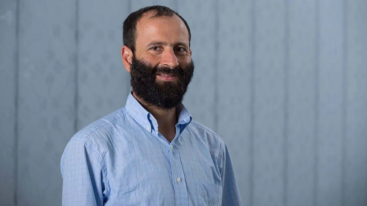 نادر  المصمودي قامة علمية كبيرة 