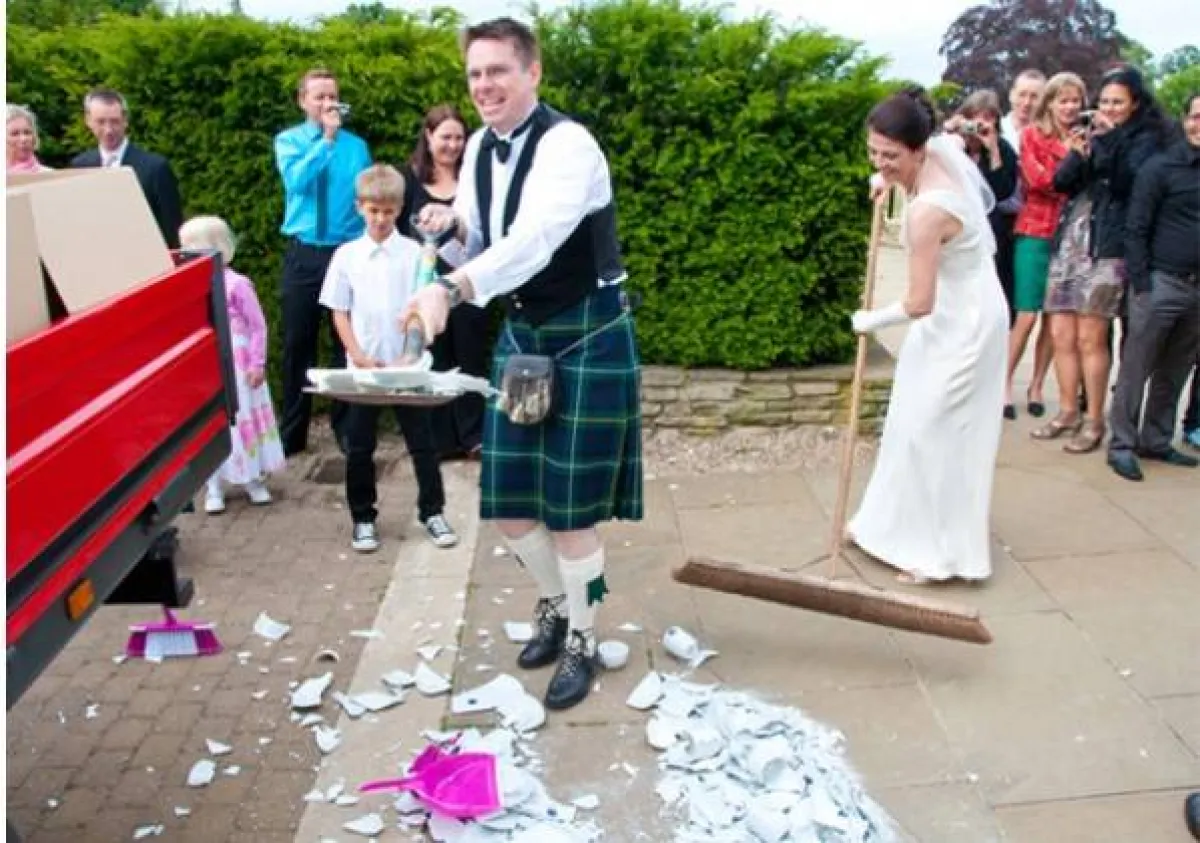 ثقافات غريبة حول العالم