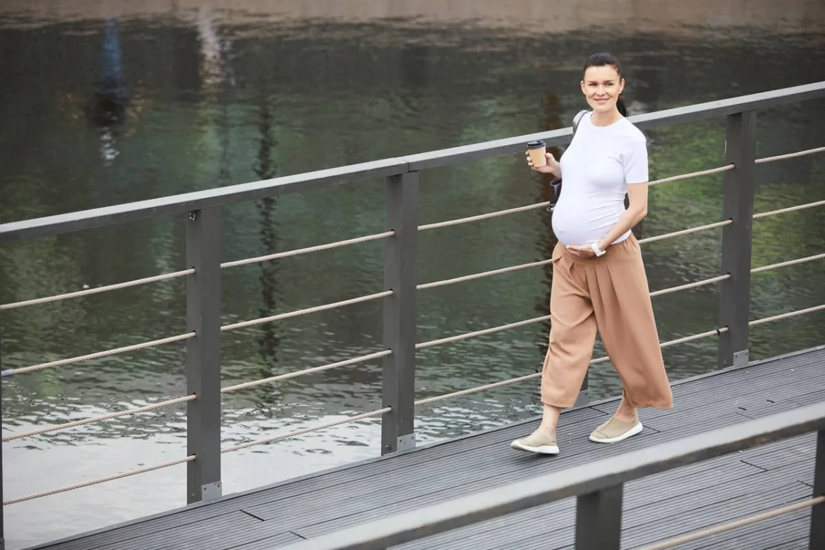 صورة لحامل تمشي