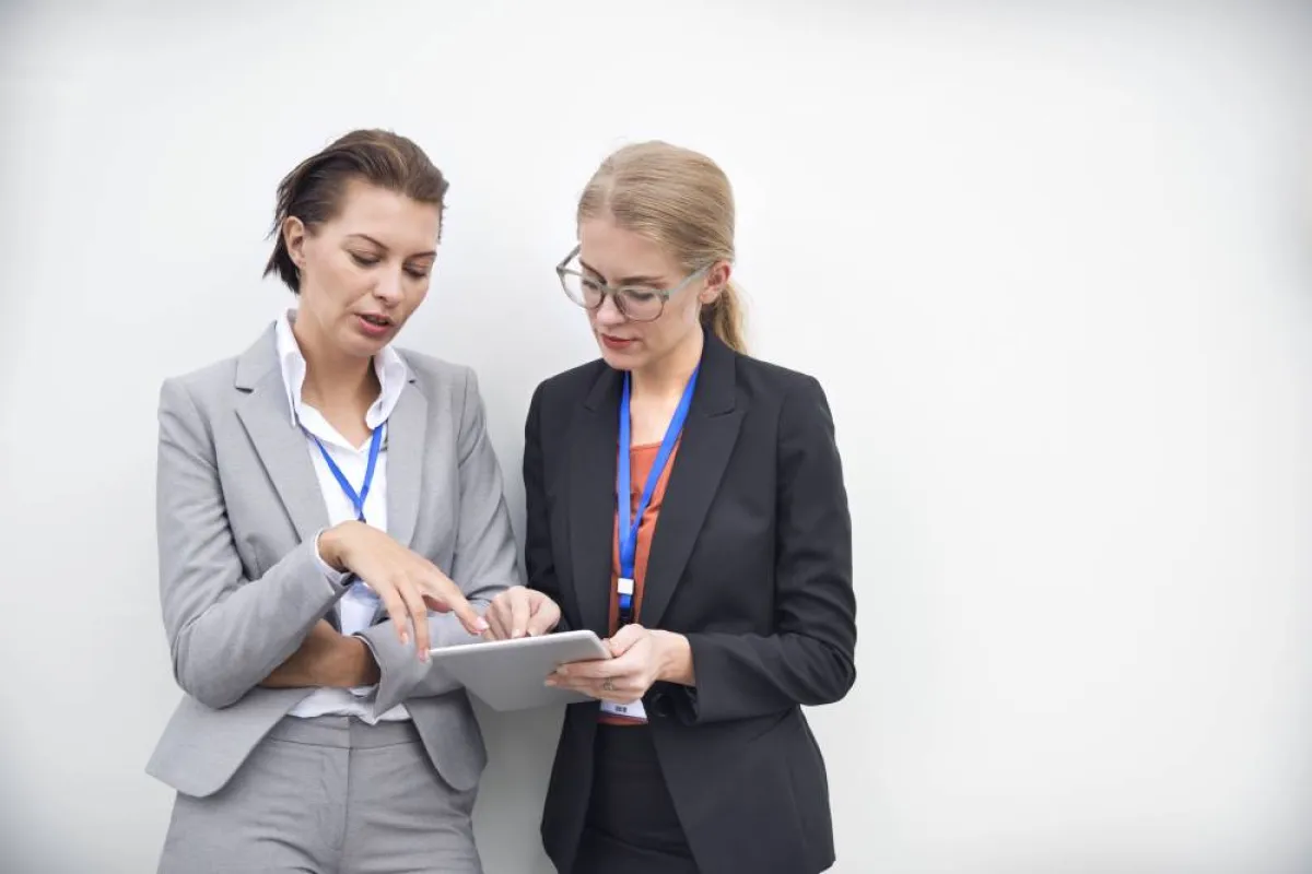 النقد الإيجابي والسلبي للموظّف