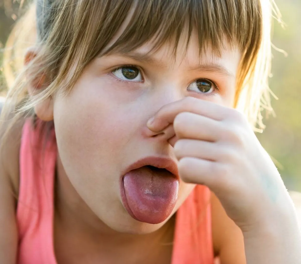 صورة لطفلة تستنكر الرائحة الكريهة