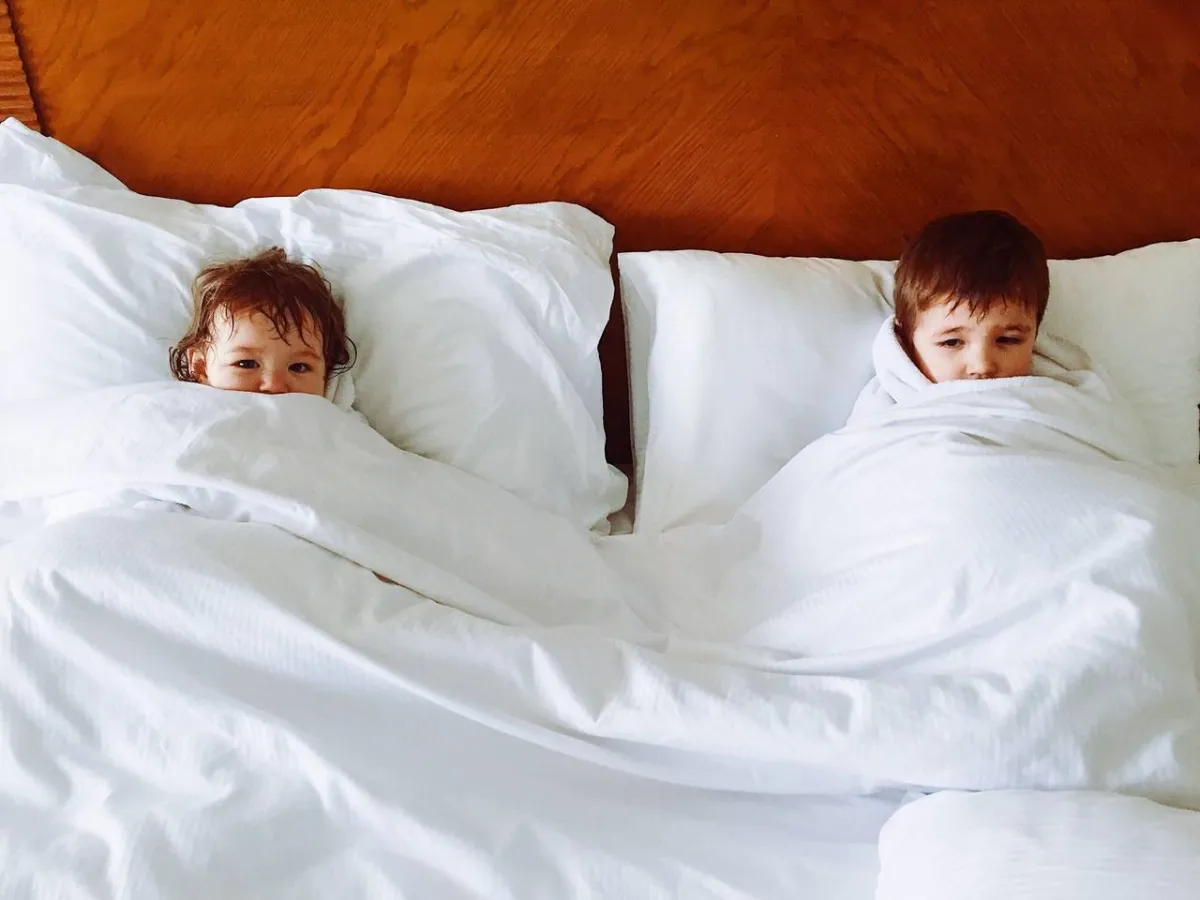 صورة لطفلين في الفراش