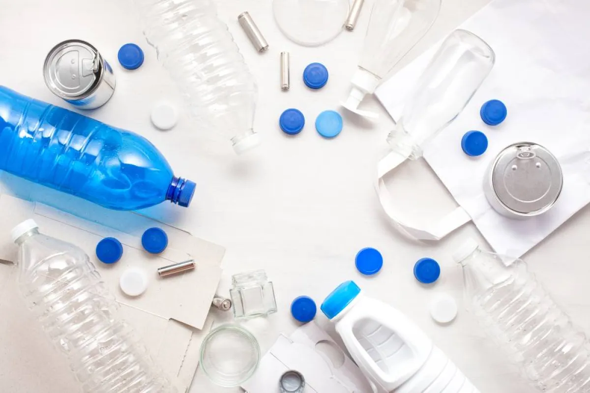 إعادة تدوير العلب والزجاجات البلاستيكية