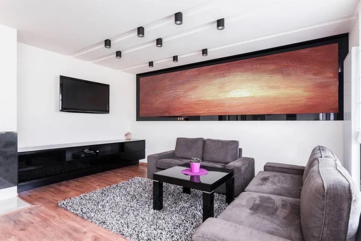 حضور اللوحات الضخمة يجذب في المنزل المفتوحة أركانه على بعضها البعض