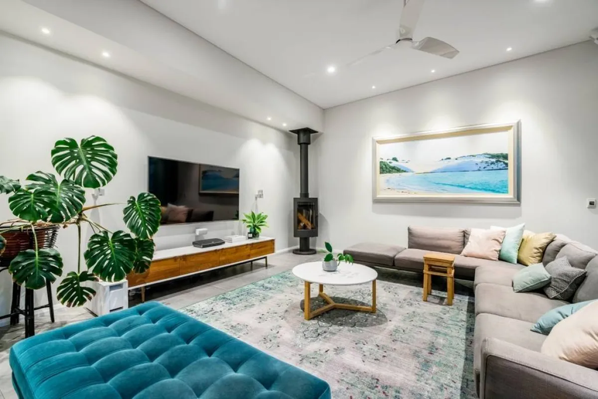 طرق توظيف اللوحات الجدارية الكبيرة في الديكورات الحديثة