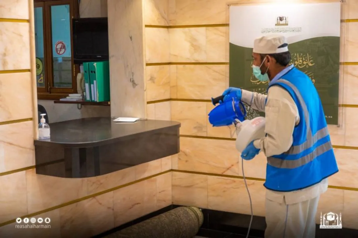 إجراءات تعقيم المسجد الحرام ومرافقه