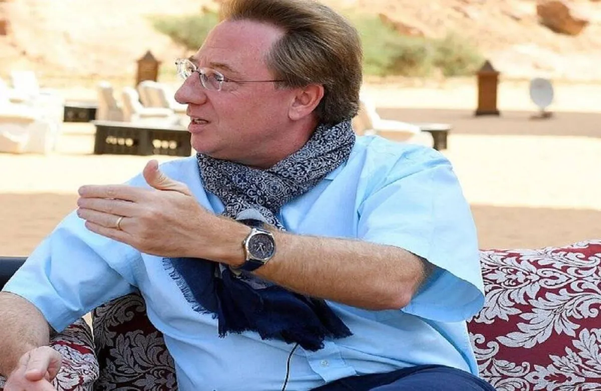  السفير الفرنسي بالسعودية يُبدي إعجابه بعمل فني للأمير سلطان بن فهد في بينالي الدرعية.. وفنانين آخرين