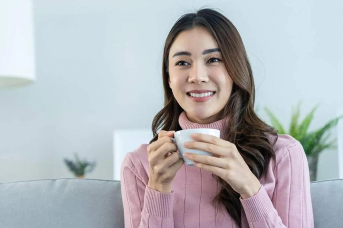 صورة لحامل تتناول شاي الأعشاب