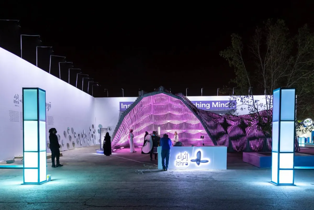 لقطة بعيدة لمشاركة اثراء في المهرجان السعودي للتصميم - الصورة من اثراء