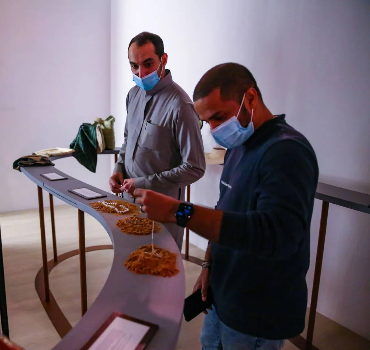 تفاعل الزوار مع عقد الحِجر