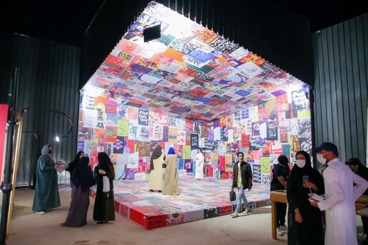 أفضل مئة ملصق