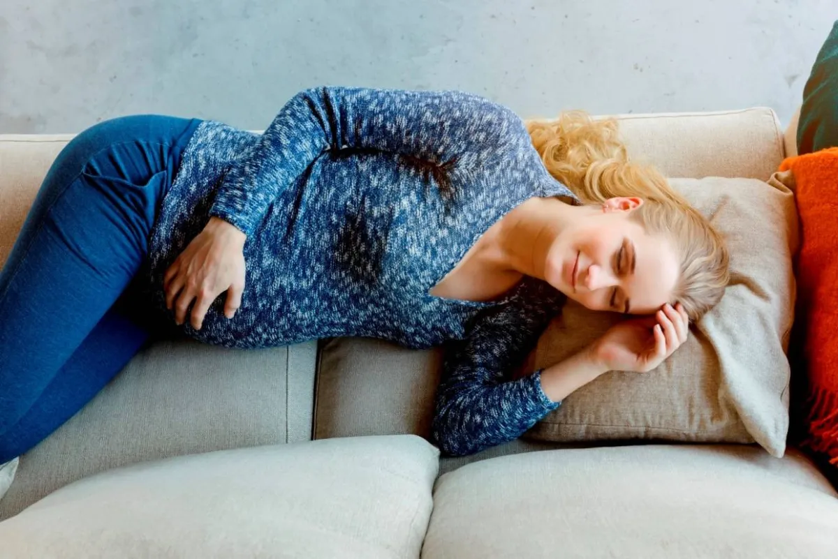 صورة لحامل تنام على جنبها في الشهر السابع