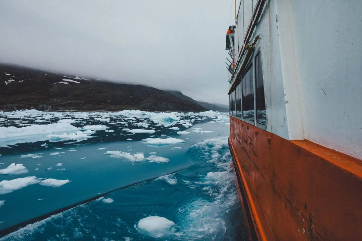 صورة لباخرة تصارع الجليد