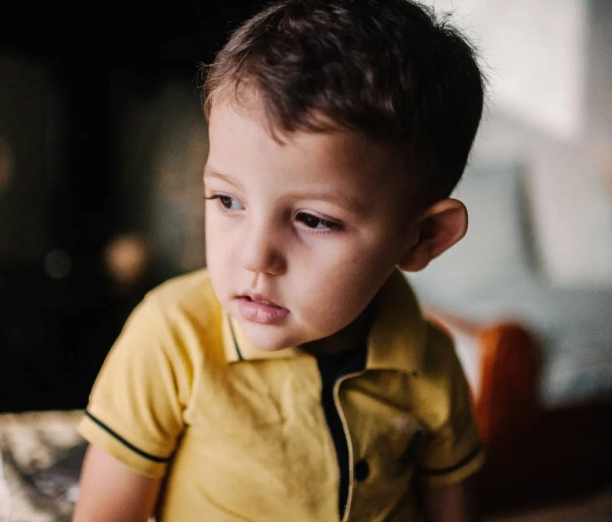 صورة لطفل حساس لديه مشاعر مرهفة