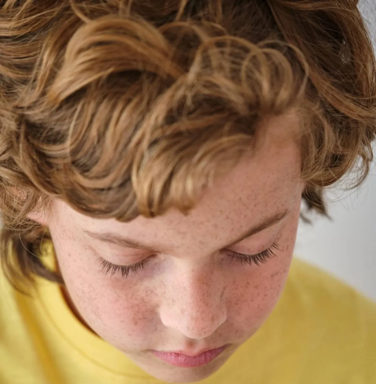 صورة لطفل يتسم بالخجل بسبب أنه طفل حساس