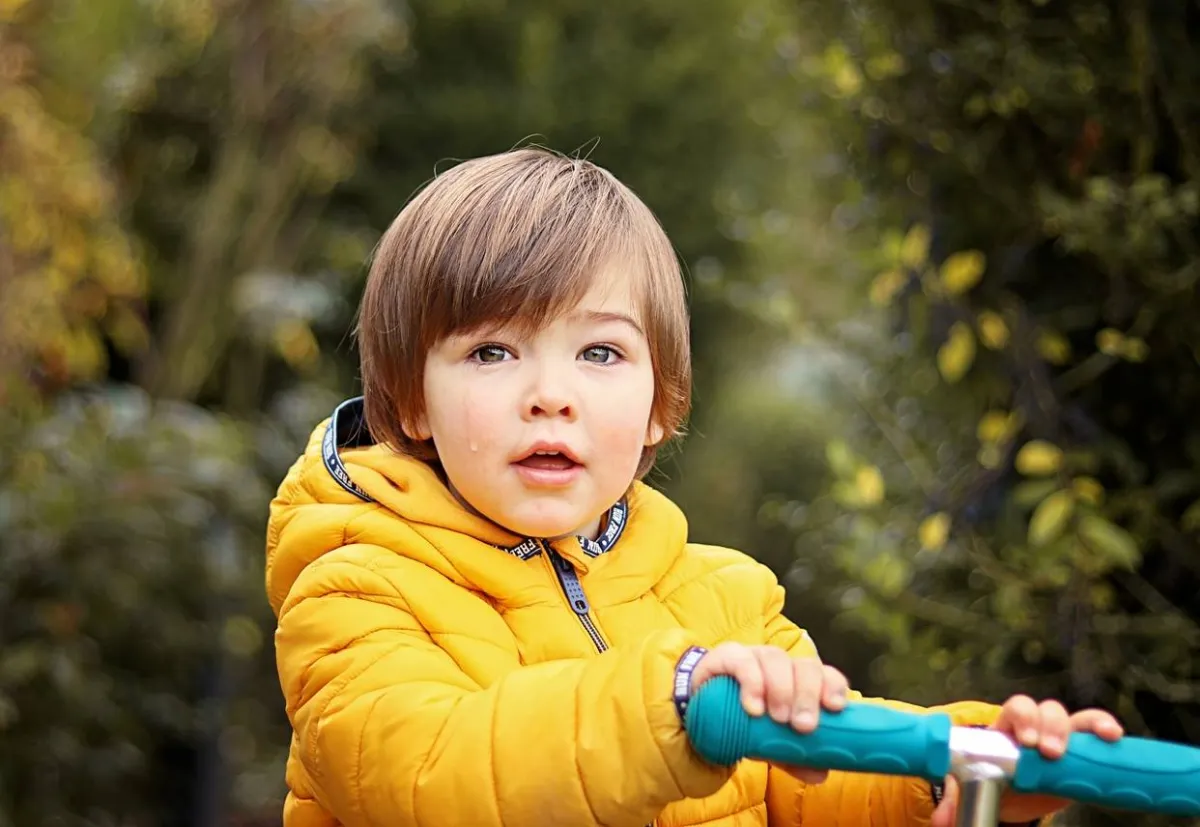 صورة لطفل حساس يشعر بالوحدة