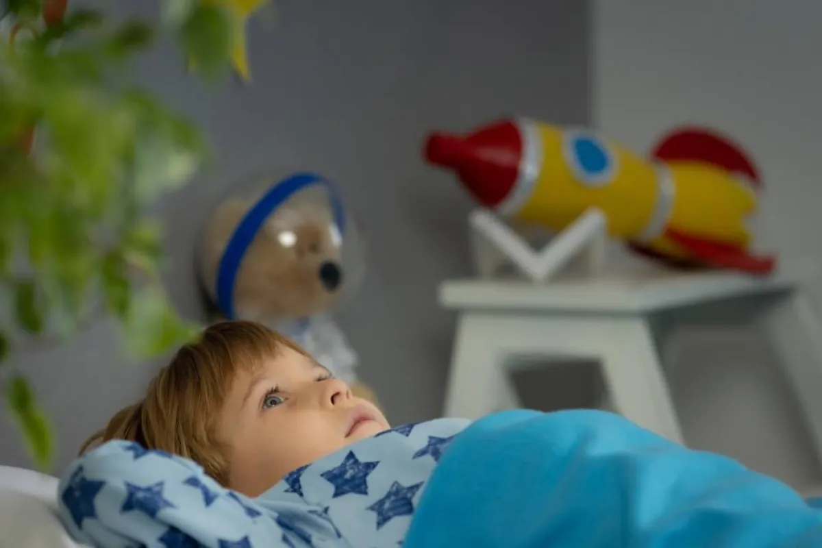 صورة لطفل حساس يحلم ويتأمل