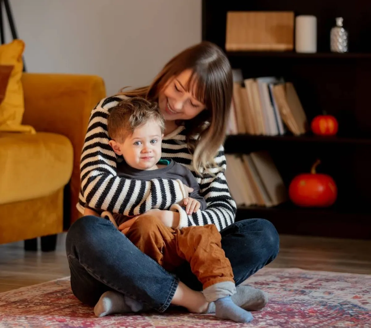 صورة لأم تحاول أن تحتوي طفلها الحساس